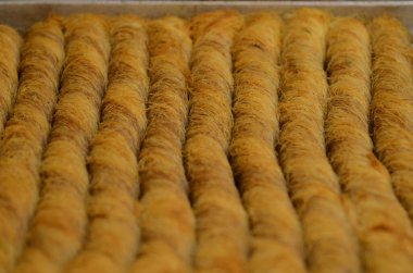 Baklava (Orta Doğu Arap tarzı tatlı) şeker ve bal şurubuyla pişirilmiş, tatlı ve fındıkla doldurulmuş, badem