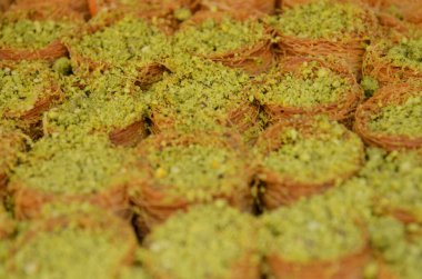 Baklava (Orta Doğu Arap tarzı tatlı) şeker ve bal şurubuyla pişirilmiş, tatlı ve fındıkla doldurulmuş, badem