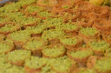 Baklava (Orta Doğu Arap tarzı tatlı) şeker ve bal şurubuyla pişirilmiş, tatlı ve fındıkla doldurulmuş, badem