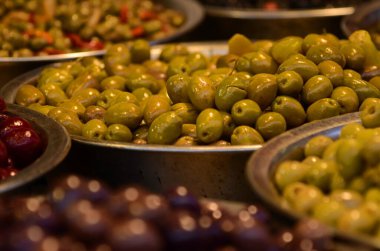 Çeşit çeşit zeytin iştah açıcı. Tel Aviv 'de bir markette yeşil ve siyah zeytin. Büyük, güzel zeytin turşusu..