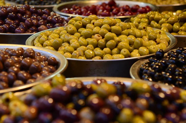 Çeşit çeşit zeytin iştah açıcı. Tel Aviv 'de bir markette yeşil ve siyah zeytin. Büyük, güzel zeytin turşusu..