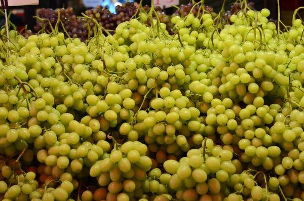 Bunch Grapes Lots Green Grapes Stall Market Grapes Harvest Merlot — Fotografia de Stock