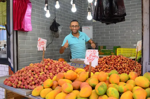 Israel Tel Aviv July 2022 Carmel Market Smiling Fruit Seller — Photo