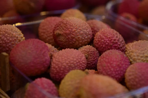 Recipiente Lychee Barraca Mercado Fruta Lichia Madura Frutos Exóticos — Fotografia de Stock