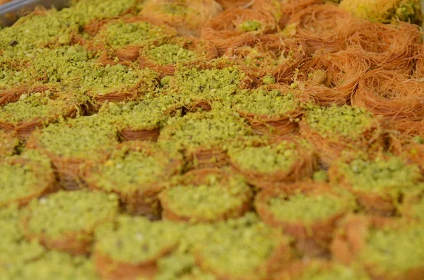 Baklava (Orta Doğu Arap tarzı tatlı) şeker ve bal şurubuyla pişirilmiş, tatlı ve fındıkla doldurulmuş, badem