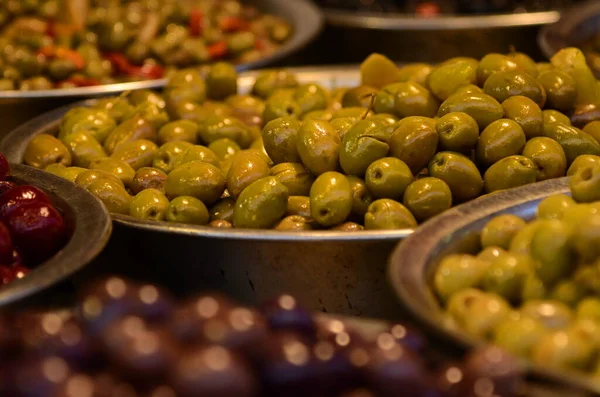 Çeşit çeşit zeytin iştah açıcı. Tel Aviv 'de bir markette yeşil ve siyah zeytin. Büyük, güzel zeytin turşusu..