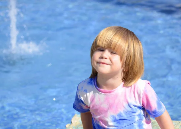 Havuzun Arka Planında Sevimli Küçük Bir Çocuğun Portresi Yaz Aile — Stok fotoğraf