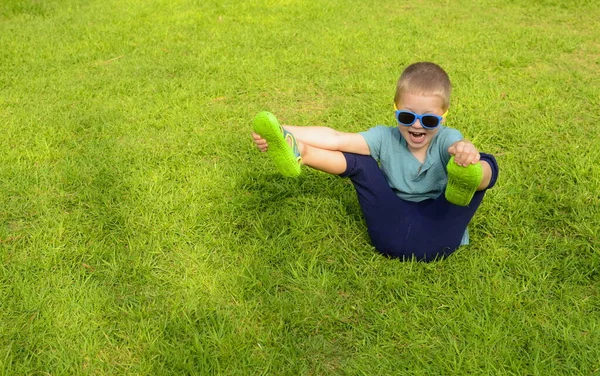 Boy Five Years Old Child Fooling Green Grass Boy Sitting — Zdjęcie stockowe