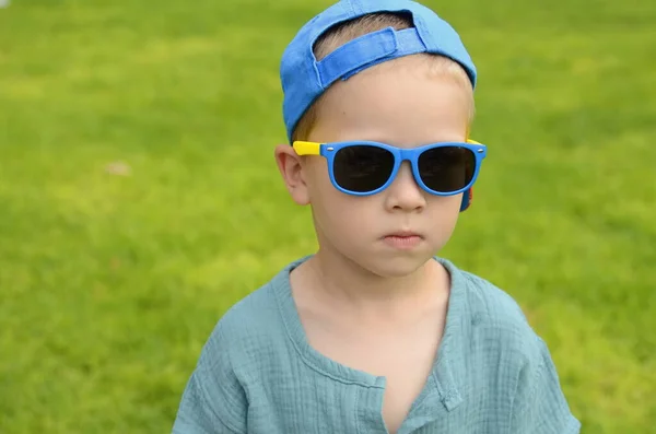 Portrait Five Year Old Boy Black Sunglasses Green Lawn Child — Φωτογραφία Αρχείου