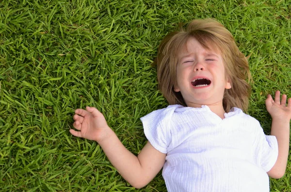 Маленький Хлопчик Плаче Зеленій Траві Мила Дитина Засмучена Неслухняна Поняття — стокове фото