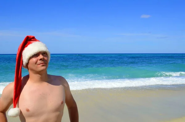 Tropical Christmas Man Hat Santa Claus Drinks Beer Seashore — Stock Photo, Image