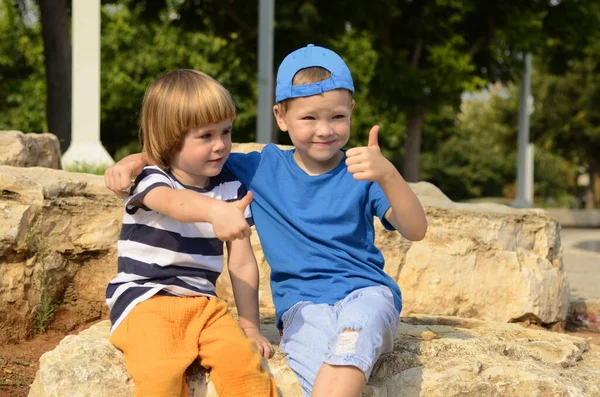 Two Little Boys Brothers Walking Park Children Look Side Point — Foto de Stock