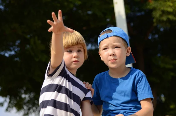 Two Little Boys Brothers Walking Park Children Look Side Point — Stok fotoğraf