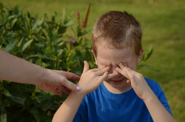 Little Boy Crying His Mother Holding His Hand Child Offended — Stock Photo, Image