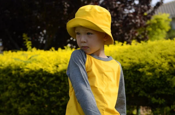 Portrait Little Boy Garden Child Bright Yellow Panama Hat Yellow — Foto de Stock
