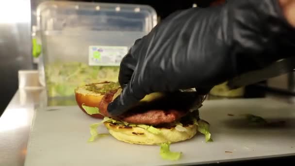 Process Cooking Hamburger Craft Burger Lettuce Mustard Ketchup Tomato Cucumber — Stock Video