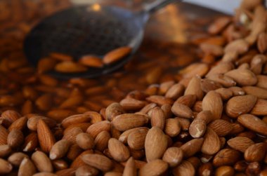 İsrail 'deki Arap pazarı. Islak badem. Bademli büyük kâse, Arap tatlıları..