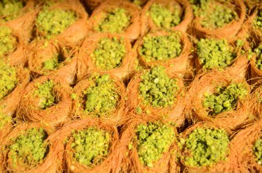 Baklava, şurup ve baldan yapılmış Arap tatlısı. Antep fıstıklı Baklava. Yakın plan.