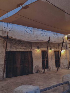 Eski kasabadaki bir çadırın altındaki taş bir binanın ahşap kapısı.