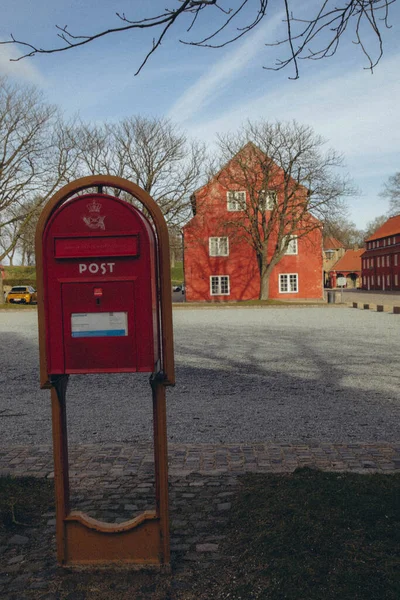 Copenhague Caixa Correio Vermelha Fundo Vermelho Casas Vermelhas Dois Andares — Fotografia de Stock