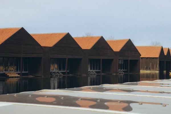 Nehre erişimi olan ahşap evler, yatay tekne manzarası.