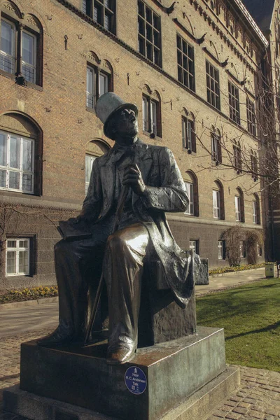 Metal Monument Hans Christian Andersen Copenhagen Man Sitting Chair Suit — Stockfoto