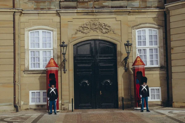 Ochroniarze Stojący Przed Czerwonymi Domami Bokach Drewnianych Drzwi Kopenhadze Poziomy — Zdjęcie stockowe
