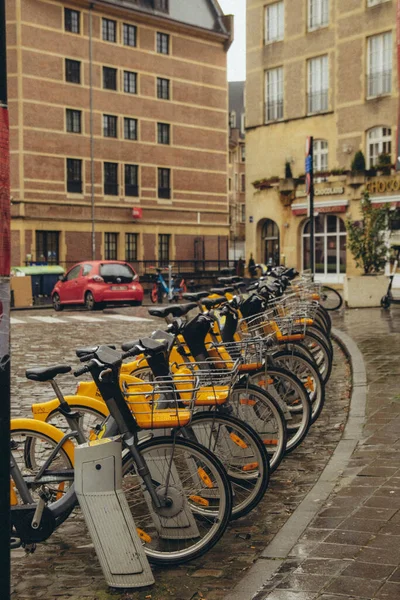 Parkolás Sárga Kerékpárok Hátterében Brüsszeli Utca Függőleges — Stock Fotó