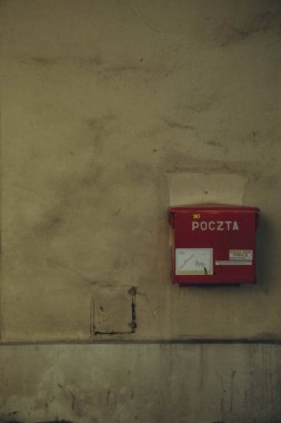 Duvarda asılı cila kırmızısı posta kutusu, dikey