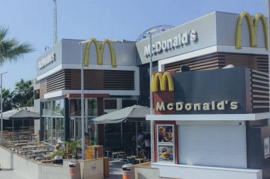 Kıbrıs 'ta McDonald' s 'ın eski dış cephesi (2015), yatay