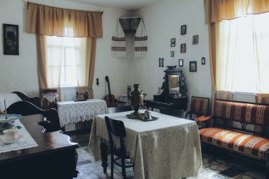 Sovyet odası gitar, semaver, kanepe ve dikiş makinesi, yatay