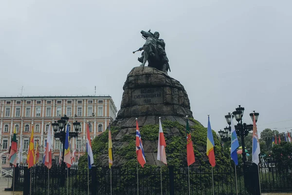 基辅Bohdan Khmelnytsky纪念碑 周围是不同国家的国旗 — 图库照片