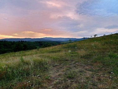 Tepenin tepesinden gün batımının görüntüsü