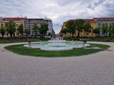 Parkın ortasında güzel bir çeşme.