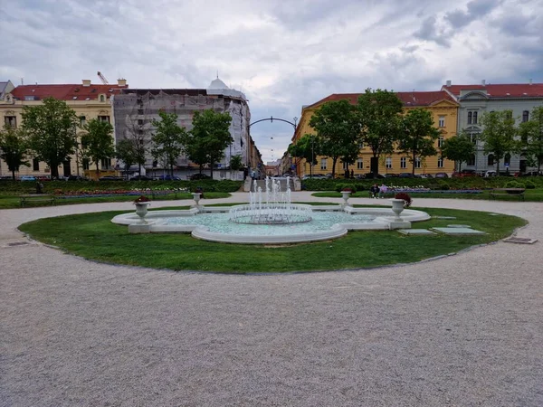 Parkın ortasında güzel bir çeşme.