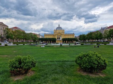 Parkın ortasında bir bina..