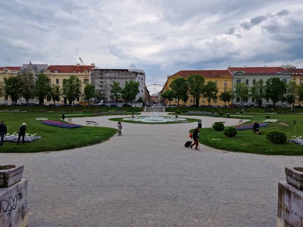 Fountain Park Surrounded Buildings — Foto Stock