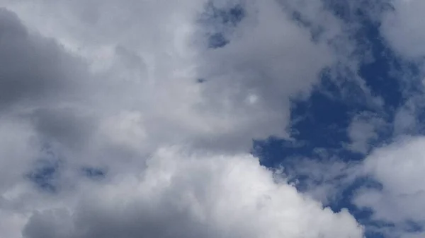 Fluffy White Clouds Dark Blue Sky Background Summer Weather — Fotografia de Stock