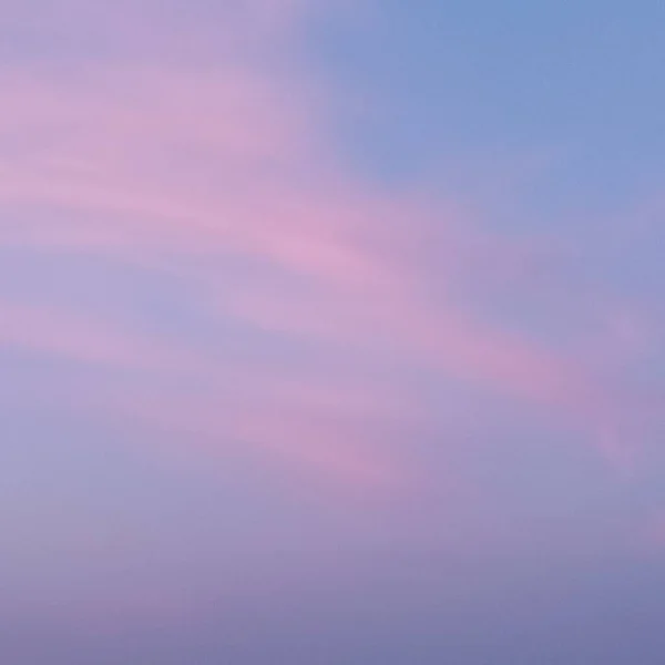雲のある青いピンクの空 抽象的な背景と壁紙 夏の日休日のコンセプト — ストック写真