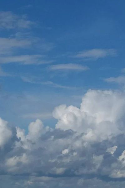 Güneşli Bir Günde Mavi Gökyüzünün Arka Planında Pofuduk Beyaz Bulutlar — Stok fotoğraf