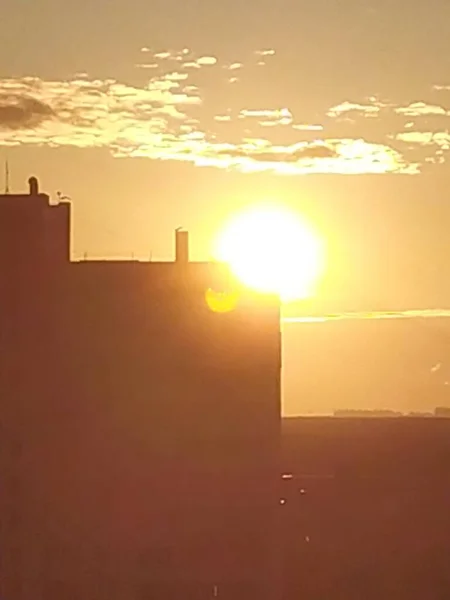 Φωτεινός Ήλιος Αυγής Πέρα Από Σκοτεινή Σιλουέτα Του Σπιτιού Ενάντια — Φωτογραφία Αρχείου