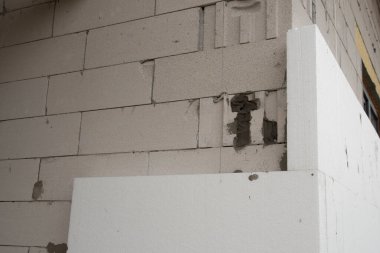 Termal koruma için ön duvardaki köpüğü genişletiyorum. Termal yalıtım.