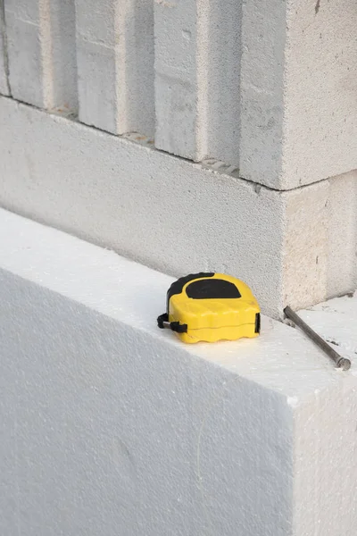 Ruban Mesurer Jaune Noir Sur Feuille Mousse Polyuréthane Rigide Blanche — Photo