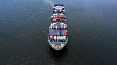 Aerial view konteynır gemisi kargo nakliye gemisi, Küresel iş tedarik zinciri ithalat ihracat lojistik nakliyat dünya çapında konteynır gemisi nakliye teknesi ile konteynır yoluyla,