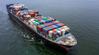 Aerial view konteynır gemisi kargo nakliye gemisi, Küresel iş tedarik zinciri ithalat ihracat lojistik nakliyat dünya çapında konteynır gemisi nakliye teknesi ile konteynır yoluyla,