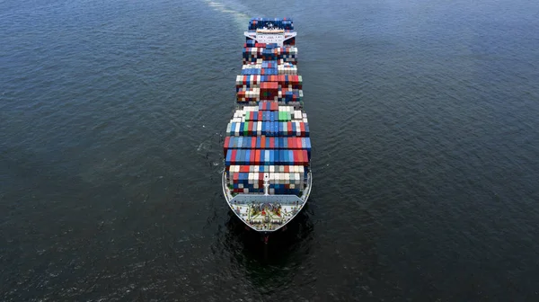 航空ビューコンテナ船貨物海上輸送船 グローバルビジネスサプライチェーンのインポート国際物流輸送世界中のコンテナ船貨物輸送船による — ストック写真