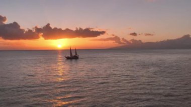 Güney Tenerife 'de çok renkli bir gün batımını geçen yelkenli, Kosta Adeje' deki Kanarya Takımadası 'nda bir ada..