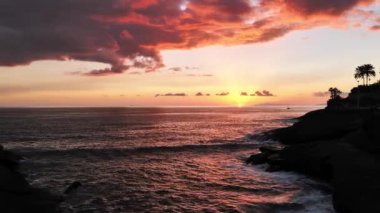 Tenerife 'nin güneyindeki Kanarya Adaları' ndaki Costa Adeje 'nin volkanik rahatlama üzerine gün batımı.
