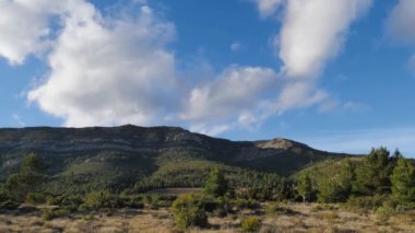 Güney Fransa 'daki Alaric Dağı' nın tepesindeki gök mavisi bulutlara karşı zaman kaybı.