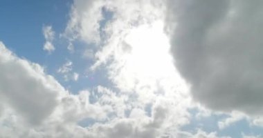 Mavi gökyüzü arkaplanındaki bulutların zaman aralığı.